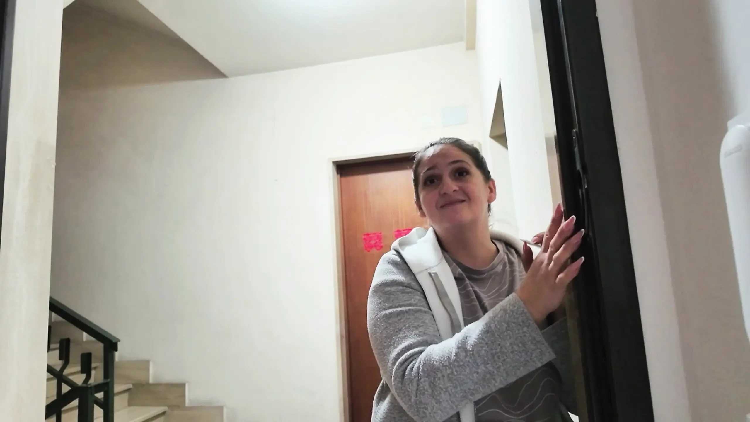 मेरा पड़ोसी दरवाजे की घंटी बजाता है और मुझसे मदद मांगता है ... मैं उसे चोदकर उसकी मदद करता हूं।