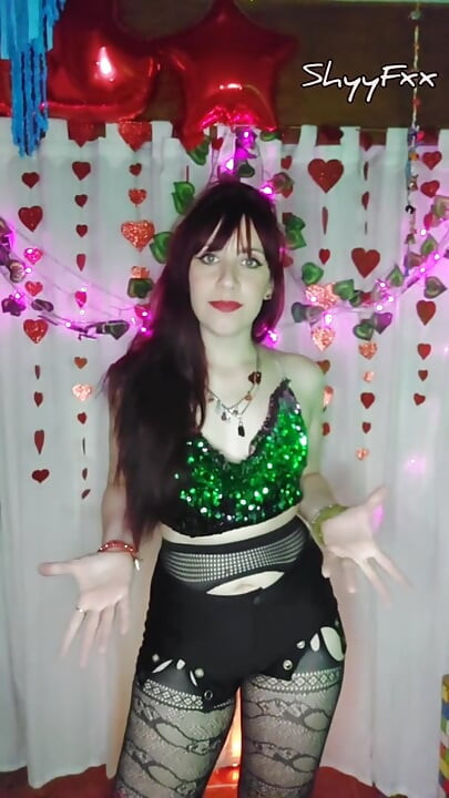 Shyyfxx heta influencer stripteases sin bedste ven med en lykkelig slutning