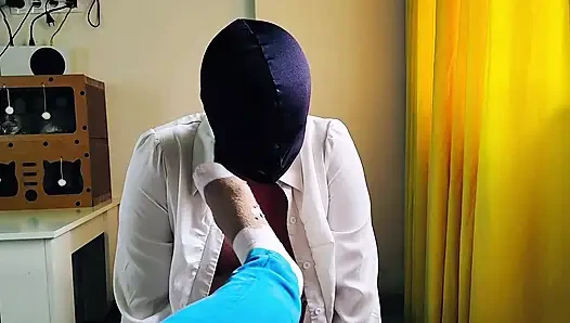 Bir köle bana çorapla ayak masajı yapıyor ve sıkı bacaklarımı kokluyor. Çorap fetişi, ayak ibadeti. POV.