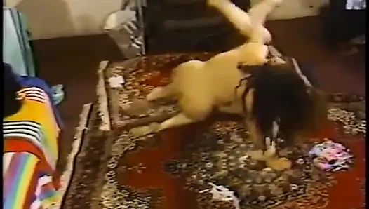 Rothaarige ringt mit der hübschen brünette auf dem boden