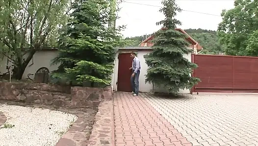 Istri berbagi kontol besar dan mani muncrat tebal suami dengan murah hati dengan pembantu di rumah