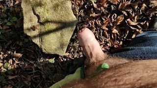 Schmutziger Bauarbeiter masturbiert draußen mit Sperma an Hand