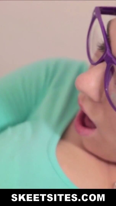 La tetona nerd virgen hijastra se coge anal con el padrastro | Clip 1