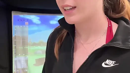 Aku lagi asik main golf di simulator! Berusaha untuk tidak muncrat saat aku bertukar pasangan!