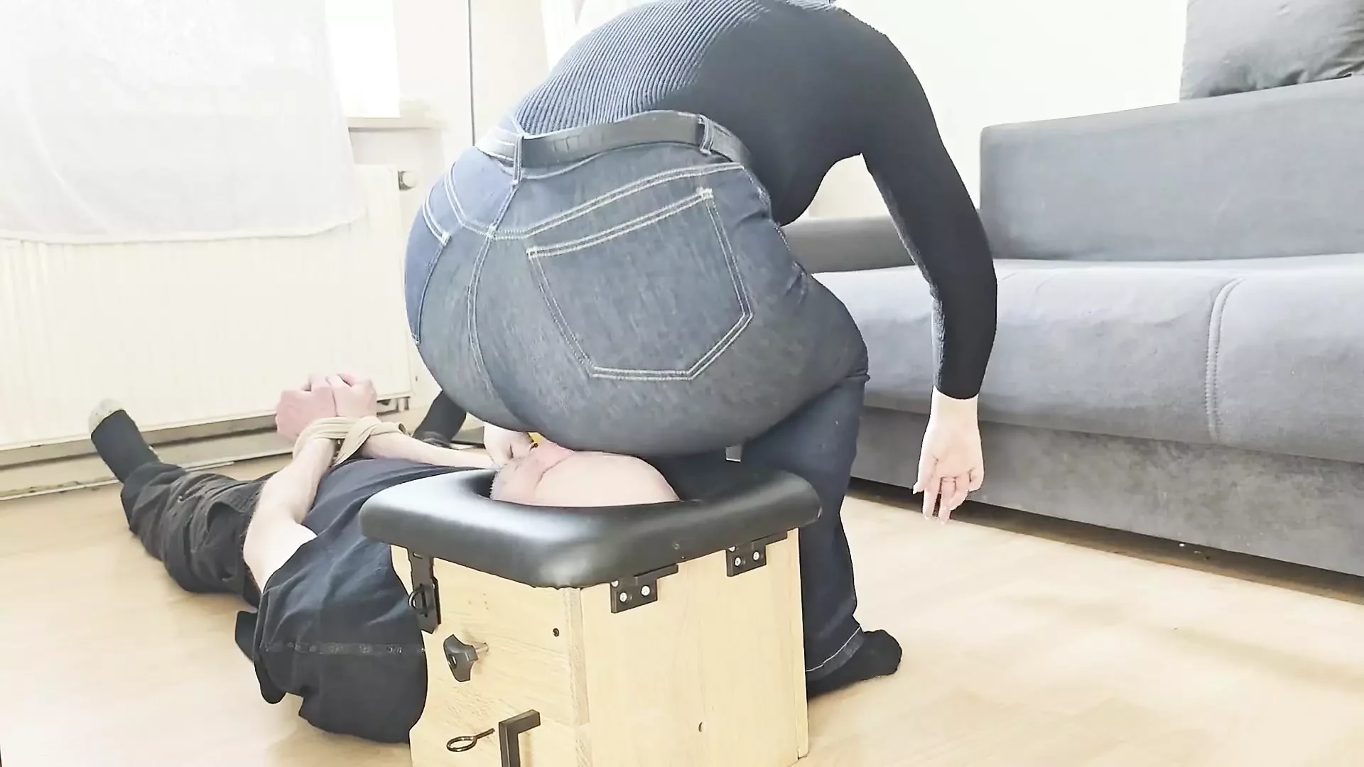 Můj masivní džínový zadek vs tvoje malá tvářka