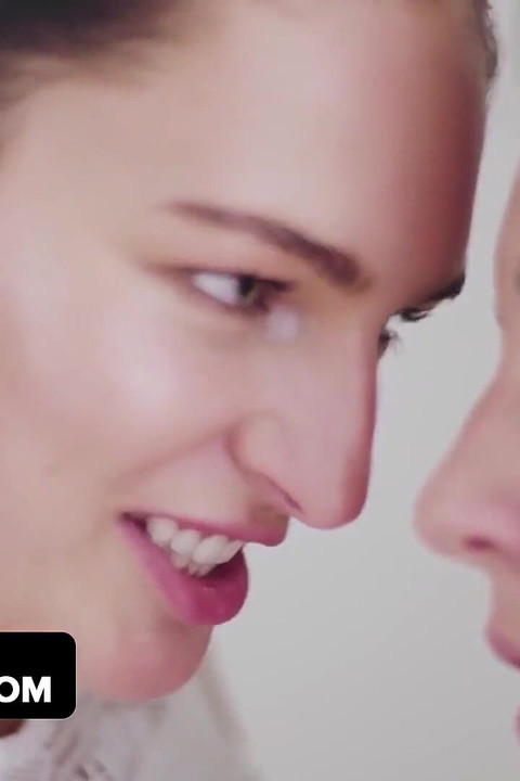 ホットなレズビアンの女の子エレナ・ベガとリアン・レースの乳しゃぶりと膣舐め