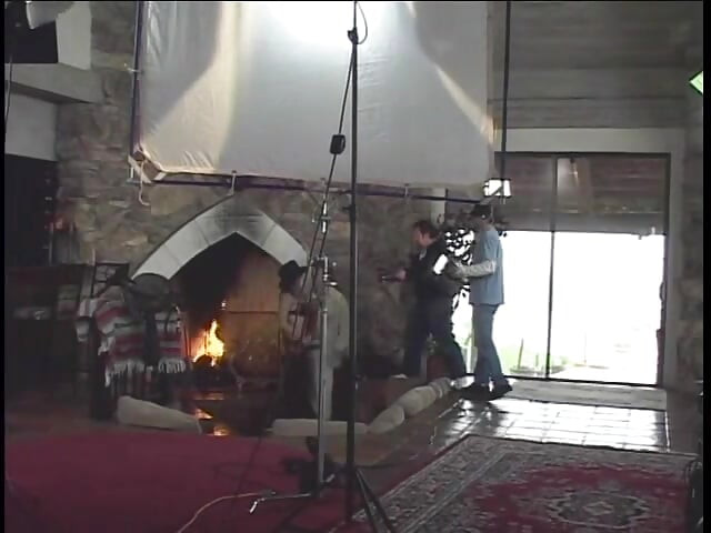 Regizorul dă ultimele instrucțiuni vedetelor sale înainte de a începe filmarea
