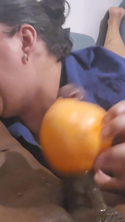 Lutscht seinen großen schwarzen schwanz mit einem grapefruit und leckt sein sperma