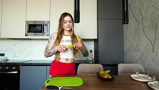 Saya sedang menyiapkan salad, ketika tiba-tiba vagina saya mengalir ... Meraih penisnya seperti pelacur lapar dan membuatku bercinta!