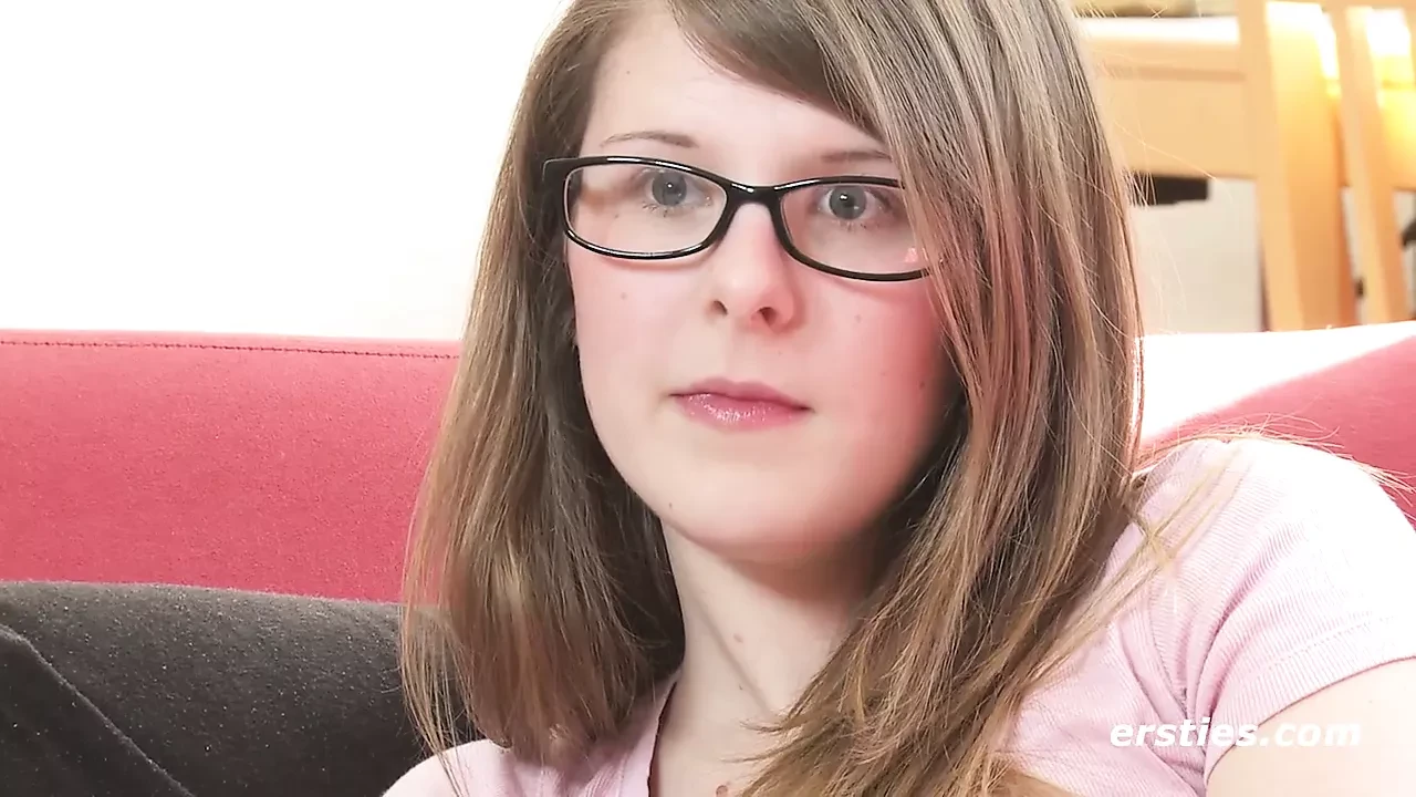 Süße, unschuldige Jada spricht über Sex, strippt dann, masturbiert