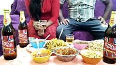 La amante hizo comida especial para el sahib y mientras comía besó el coño - hindi con voz sexy