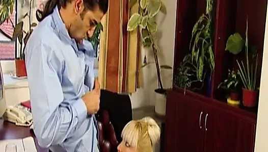 Klasik Sarışın Angel Tutkuyla Yarak Emiyor