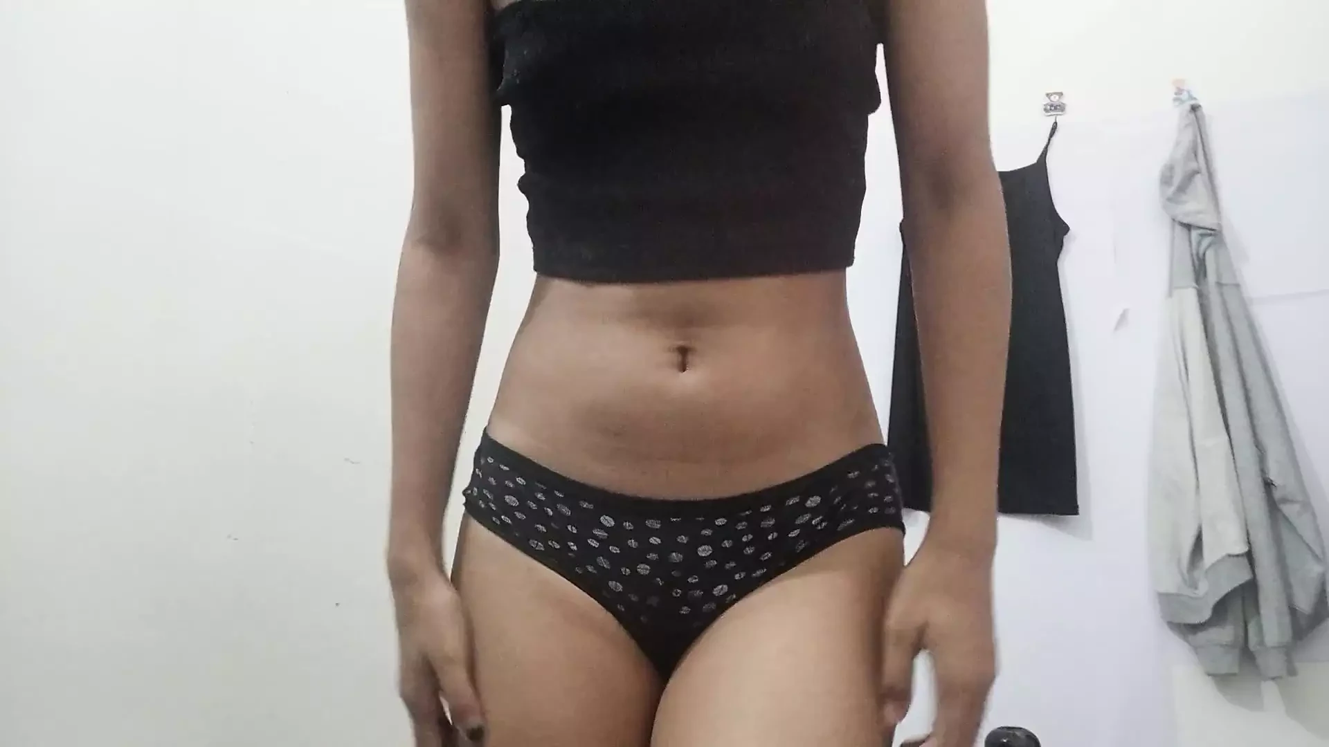 抚摸我的阴户并抚摸我的阴蒂直到我潮吹