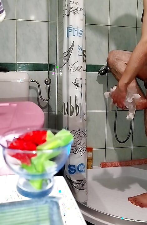Büyük götlü eşcinsel duş alıyor