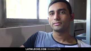 Tímido chico latino heterosexual a pelo en cámara por dinero