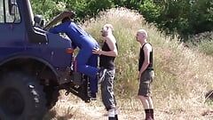 Il contadino tedesco si scopata in un trio fetish nudo all'aperto
