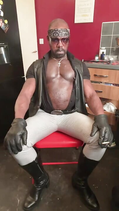 Ateşli olgun vücut geliştirmeci sigara içiyor ve meme ucu oyunu seansı