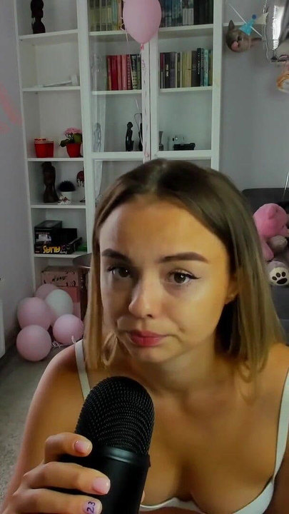 ASMR LA STUDENTESSA È ECCITATA E NON RIESCE A FRENARSI | Clip 1