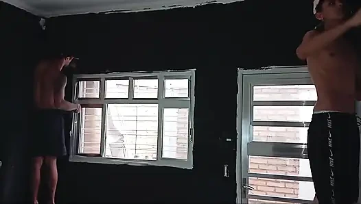 Saya sedang mengecat rumah MILF dan dia menyeret saya ke kamarnya.