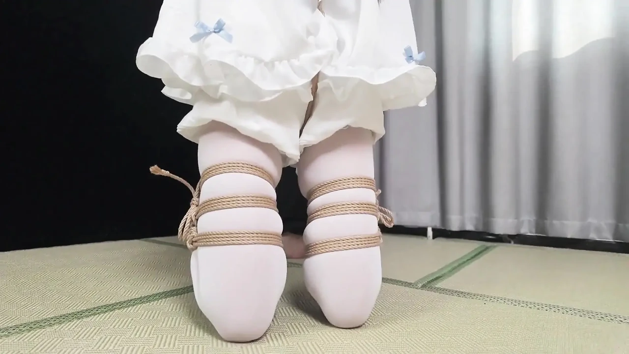 Xr24-a Girl Wearing White Clothes and White Stockings Was Hung up and Bondage Tickling
