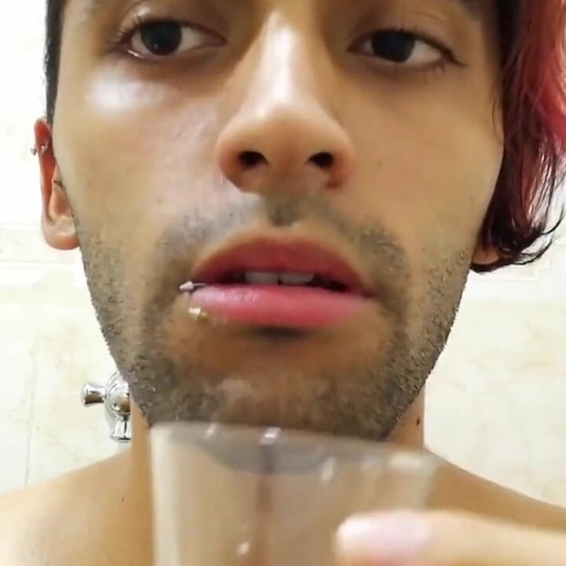 用唾液装满一杯, 用它撸管直到我射精并吞下我的精液.