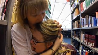 Студенты Holly и Ida делают это в библиотеке