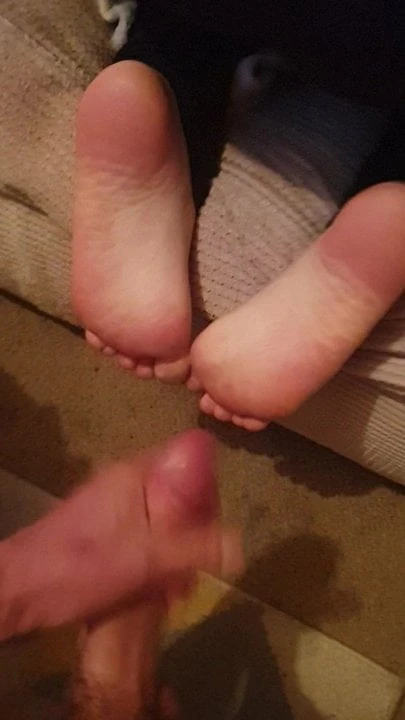 Cum on her soft soles