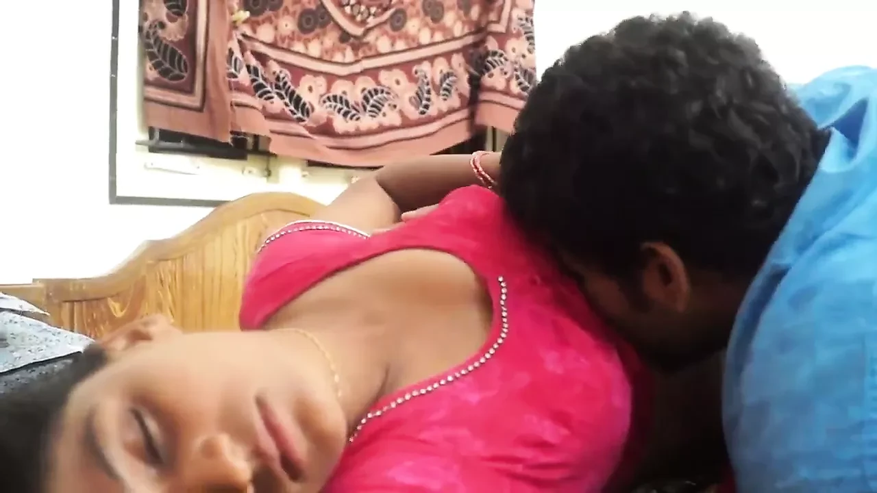 INDIAN GIRL BEDROOM ROMANCE WITH HER BOYFRIEND