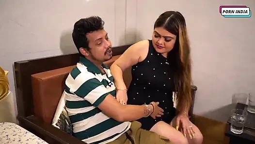 Ateşli güzel kız satıcı adamla sikişiyor