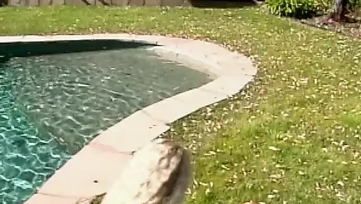 Blonde Schönheit masturbiert am Pool