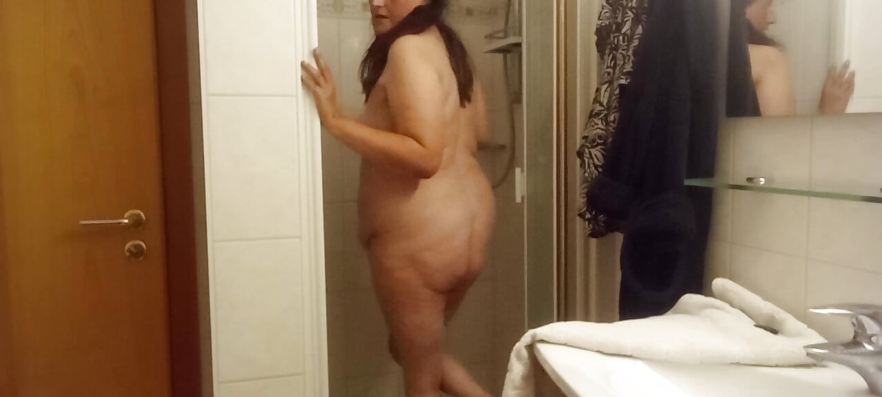 Hot shower, big curves and a lot of femininity...