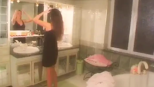 İki blinfolded hatun ellerini birbirlerinden uzak tutamıyor