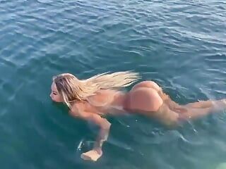 Monika Fox - утреннее купание обнаженной в заливе