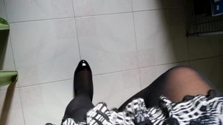 Черные лакированные туфли-лодочки с соблазнительными колготками 9