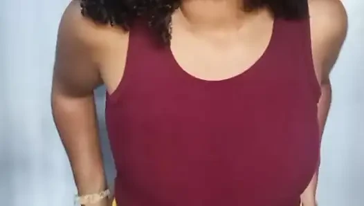 Heiße brünette Milf berührt sich selbst