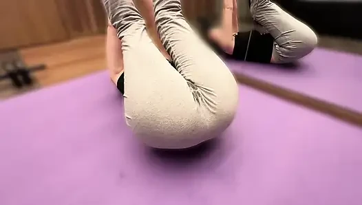 Bir adam ve kadın özel bir spor salonunda buluşuyor ve seks yapıyor (#429)