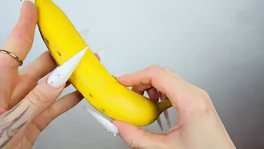 Kuku panjang putih menggores dan menghancurkan pisang seperti kontol