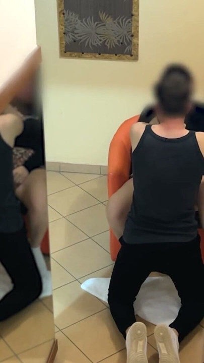 Pego na cam - colegas de classe fingindo fazer lição de casa depois da aula, garoto come sua buceta | Clipe 1
