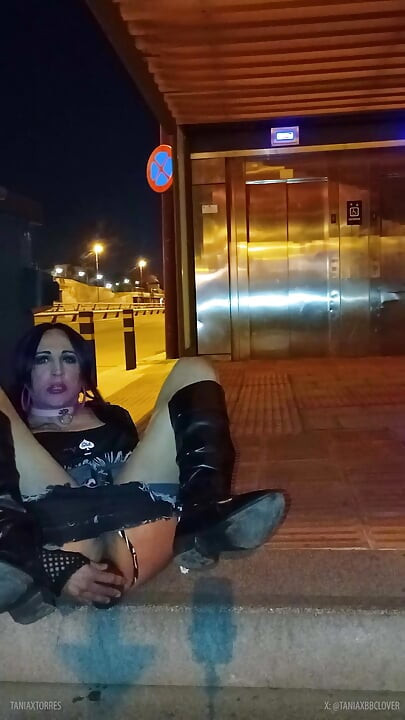 Taniax tira seu mini short e goza na rua