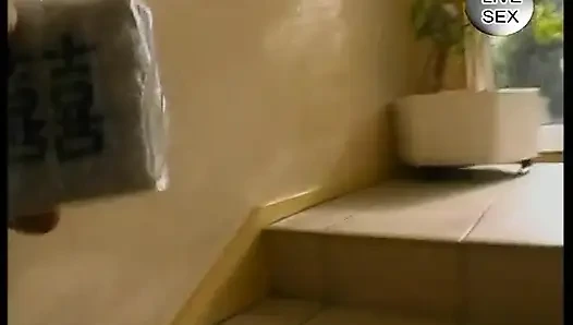 Cewek nakal bikin cowok ini ngentot habis-habisan sambil bugil