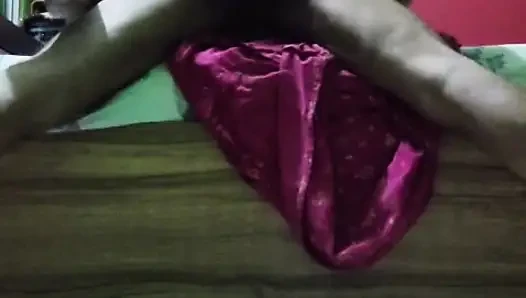 Hintli orta yaşlı seksi teyze büyük Hintli yarakla sert sikişiyor