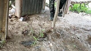 Militară se masturbează în timp ce fumează