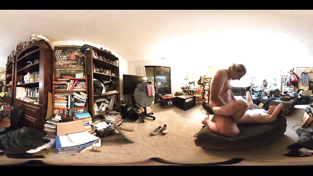 हॉट सुनहरे बालों वाली गर्भवती होने से दूर रहने की कोशिश कर रही है जबकि उसका प्रेमी कार में इंतजार कर रहा है!