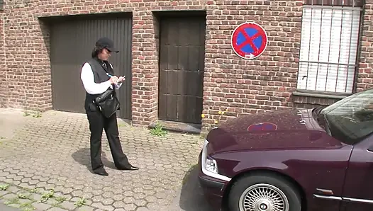 The lady of traffic control let him cum on her vagina