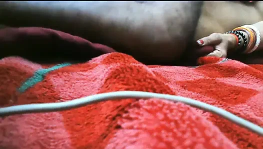 İri göğüslü banuu'nun götü sikiliyor ve yarakla zevk alıyor, götten ve amcıkla sikişiyor