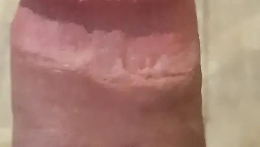 Yarağımı gösteriyorum ve emmeye hazır