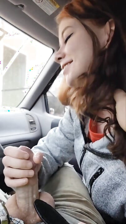 חברה נערה שחרחורת מוציאה זין גדול לפה ולוקחת זרע לפה