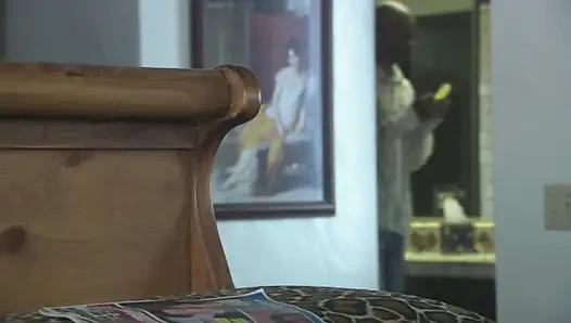 Ateşli esmer arkadan şiddetli bir şekilde sikiliyor