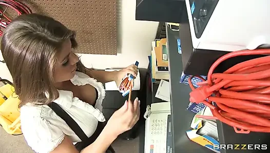 Dicke titten bei der arbeit - Kleptomaniac schwanzlutscher mit dicken titten bekommt ihrs