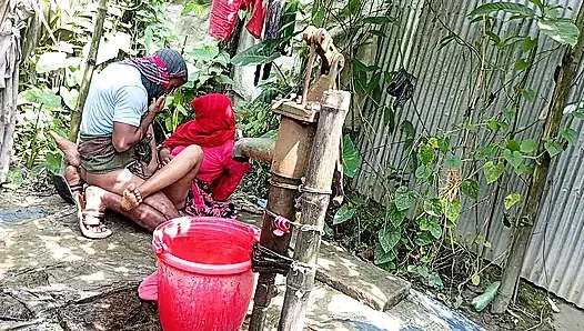 Köy üvey kız kardeşimi dışarıda banyo yaparken siktim.